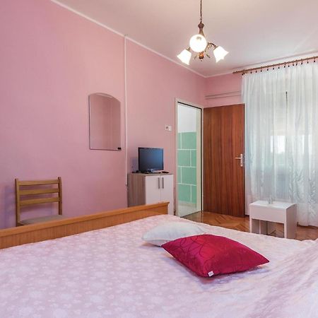 Cozy Apartment In Pican With Kitchen Zewnętrze zdjęcie