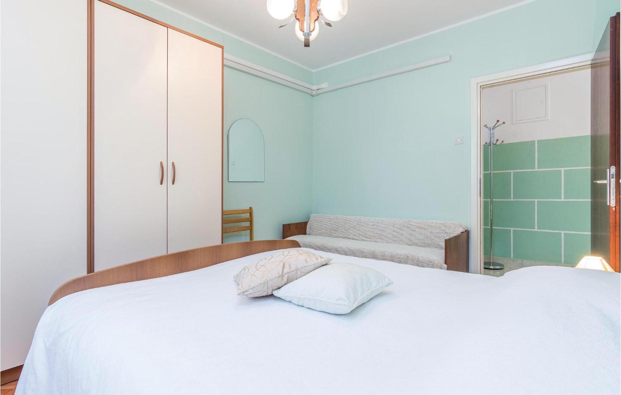 Cozy Apartment In Pican With Kitchen Zewnętrze zdjęcie