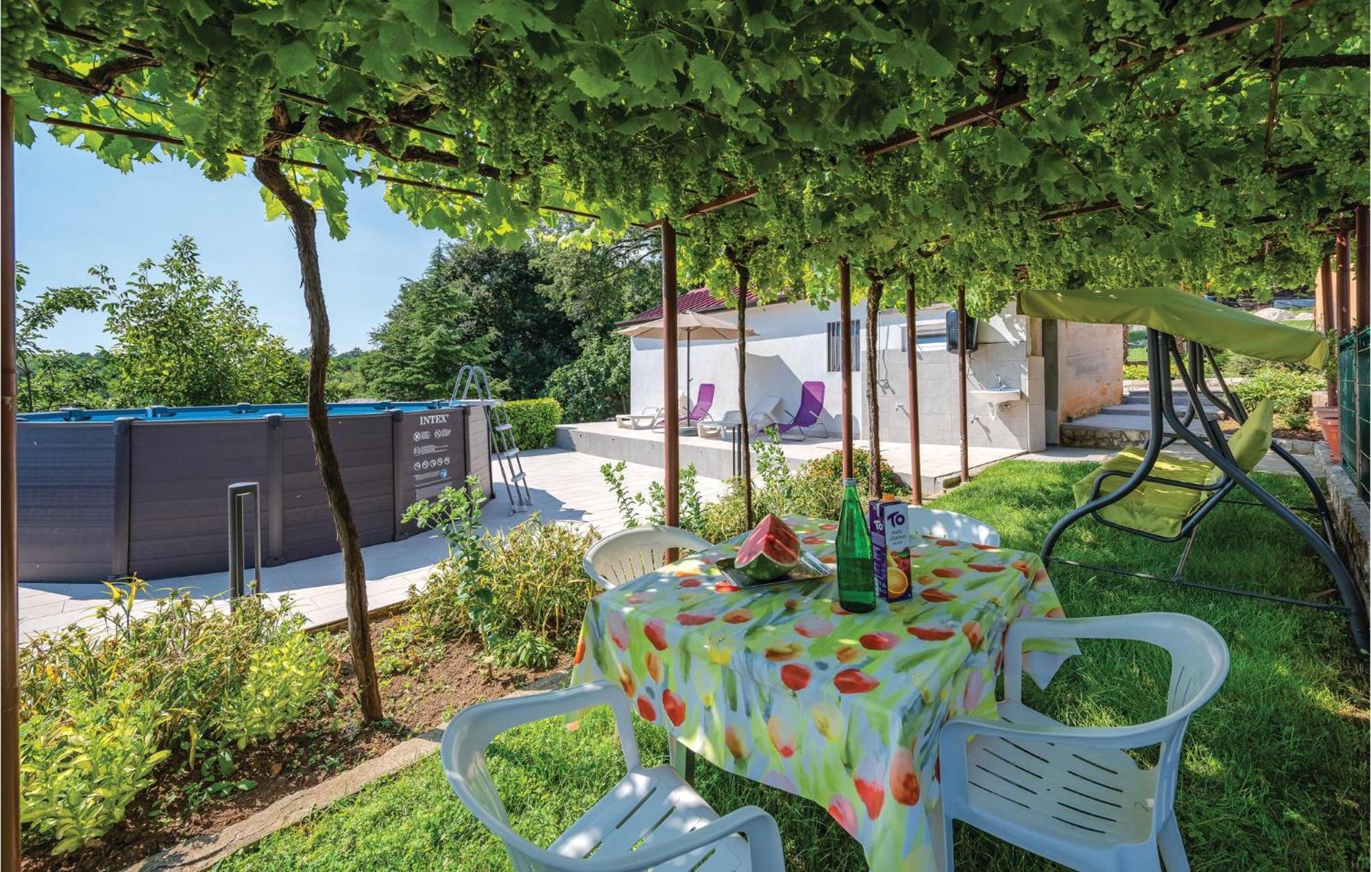 Cozy Apartment In Pican With Kitchen Zewnętrze zdjęcie