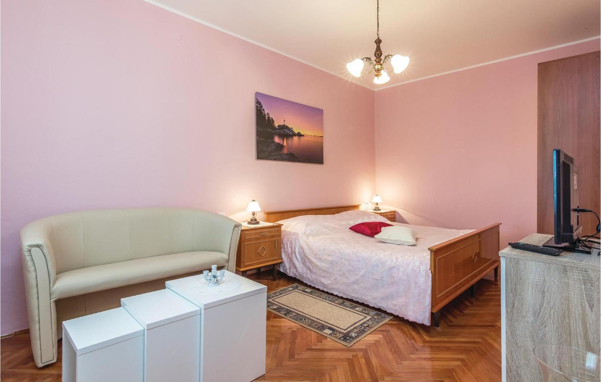 Cozy Apartment In Pican With Kitchen Zewnętrze zdjęcie