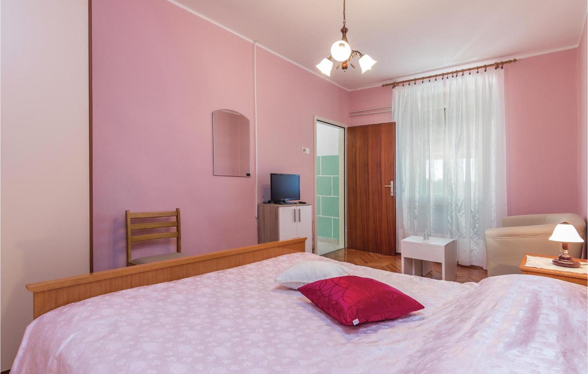 Cozy Apartment In Pican With Kitchen Zewnętrze zdjęcie